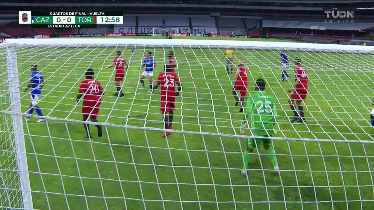 ¡TIRO ATAJADO! disparo por Pablo Aguilar.