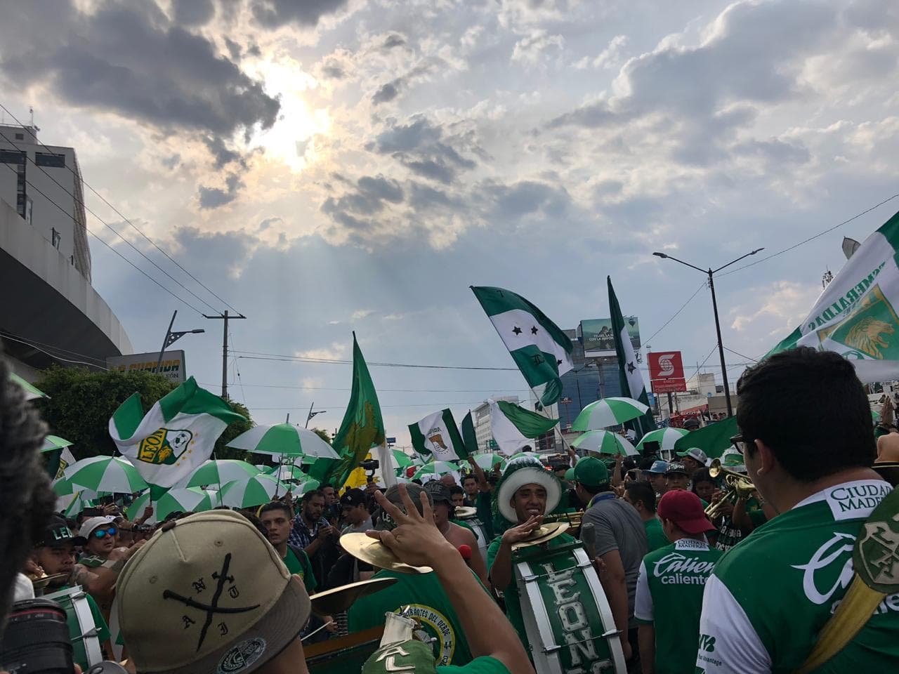 A pocos minutos de la Final del Clausura 2019 entre León y Tigres así viven los fanáticos la llegada al estadio.