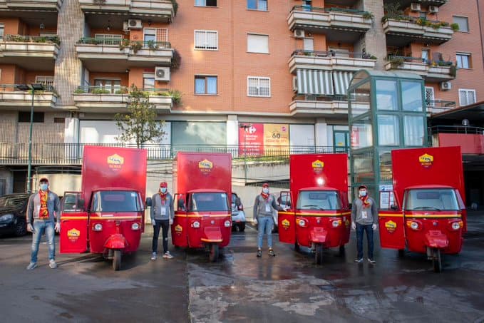 Los empleados del club han salidos en diversos vehículos para repartir por toda la ciudad.