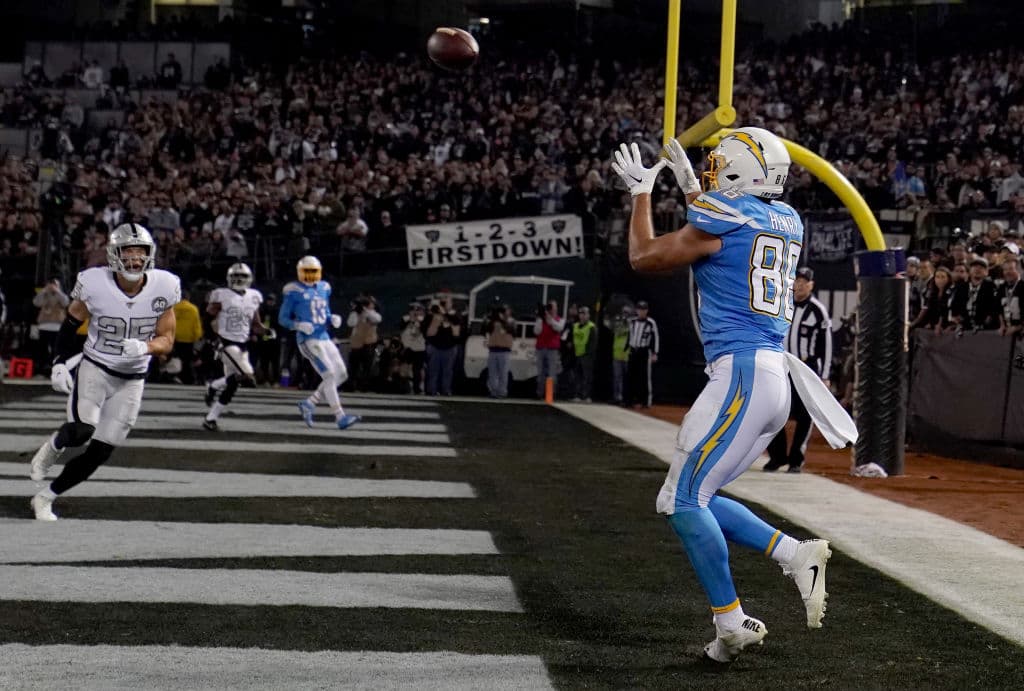 Los Ángeles Chargers 24-26 Oakland Raiders. Philip Rivers no pudo con la presión de Oakland, lo interceptaron tres veces.