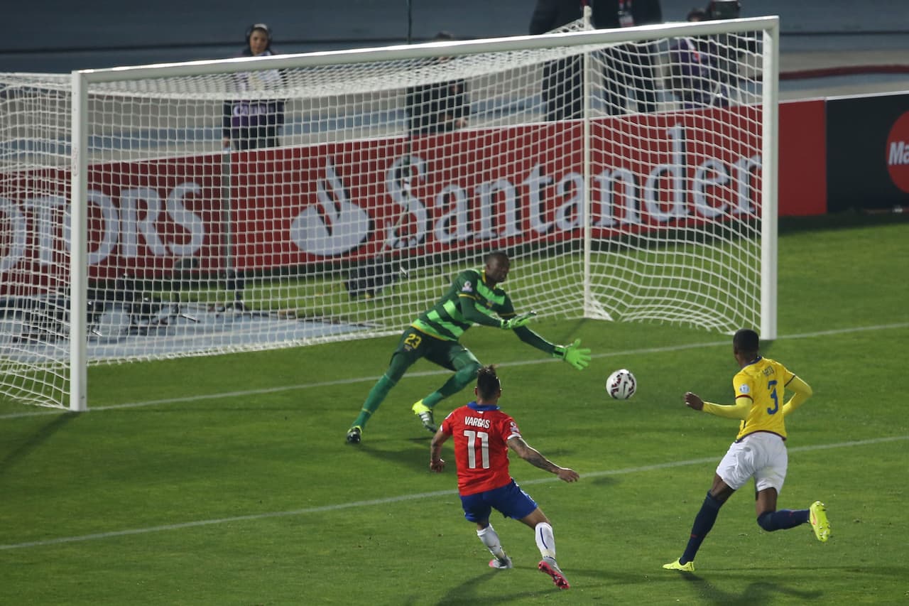 Pero Chile aprovechó los espacios dejados por el rival y Vargas anotó el segundo tanto de su equipo.