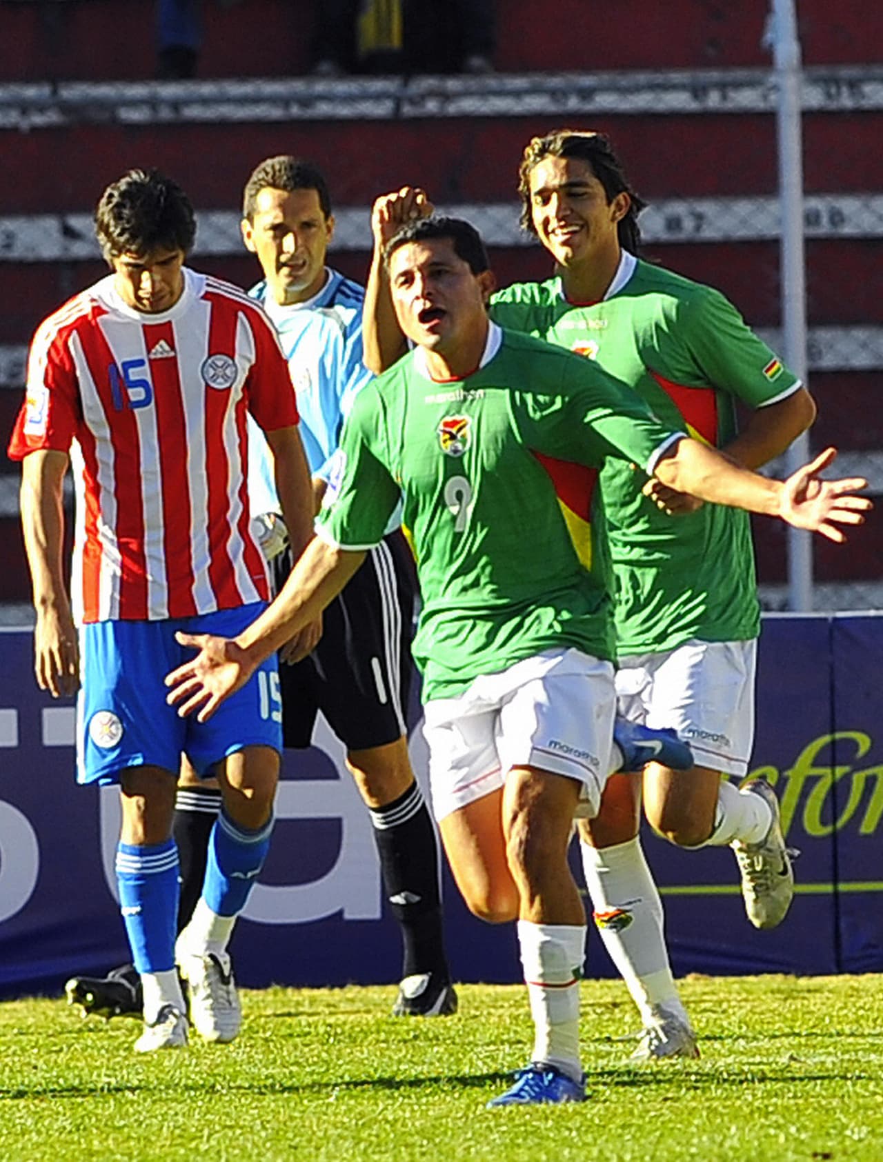 De nuevo,
<b> Paraguay sufrió la altura de La Paz rumbo a Sudáfrica 2010. Bolivia le ganó por 4-2,</b> haciendo valer su poder en la capital. Joaquín Botero (doblete), Ronald García y Marcelo Moreno Martins marcaron para los locales, mientras que Roque Santa Cruz y Nelson Haedo Valdéz lo hicieron para los guaraníes.