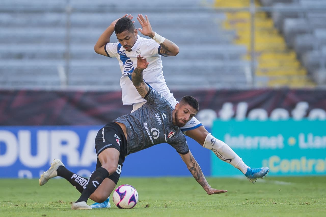 Durante la primera mitad el duelo era cerrado y no existía un claro dominio por algún equipo.