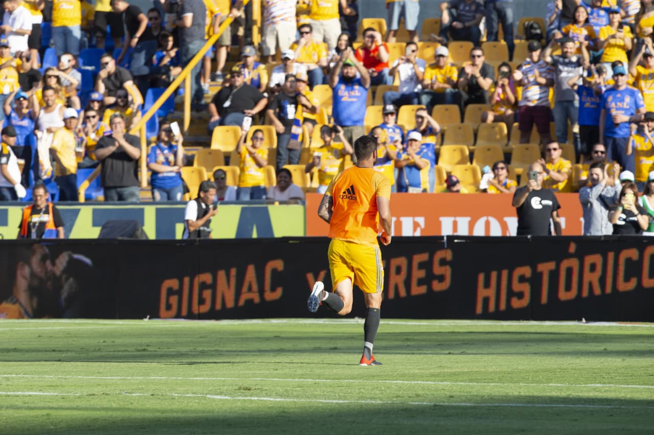 Gignac estaba muy motivado, cada sprint o cuando tenía el balón, recibía los aplausos de la afición que no paraba de fotografiarlo.