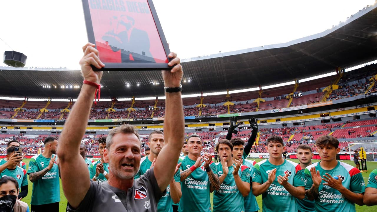 Diego Cocca recibe ovación y reconocimiento en su despedida con Atlas