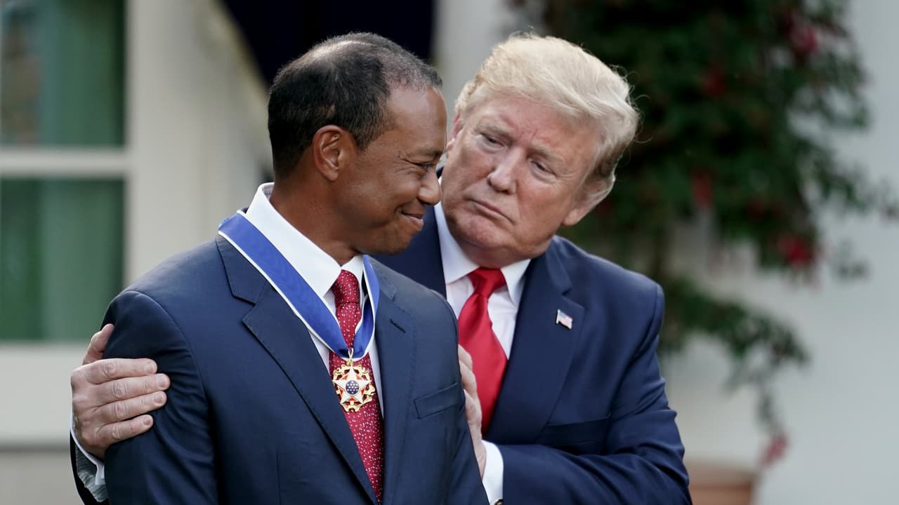Tiger Woods es condecorado por Donald Trump con la Medalla Presidencial de la Libertad