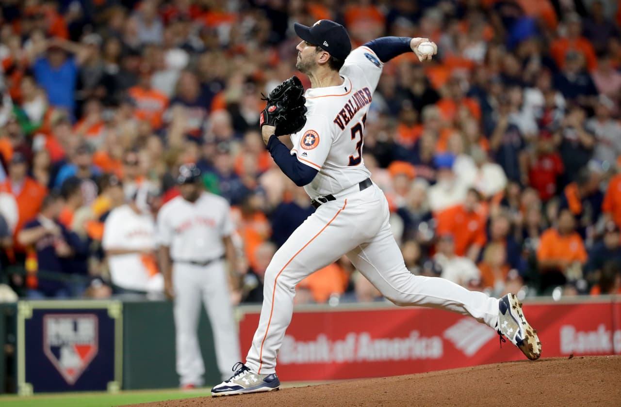 El abridor de los Astros, su as, Justin Verlander, empezó con control y velocidad, dominando a su tanda del primer inning en orden en apenas 11 lanzamientos. Inició dominador.