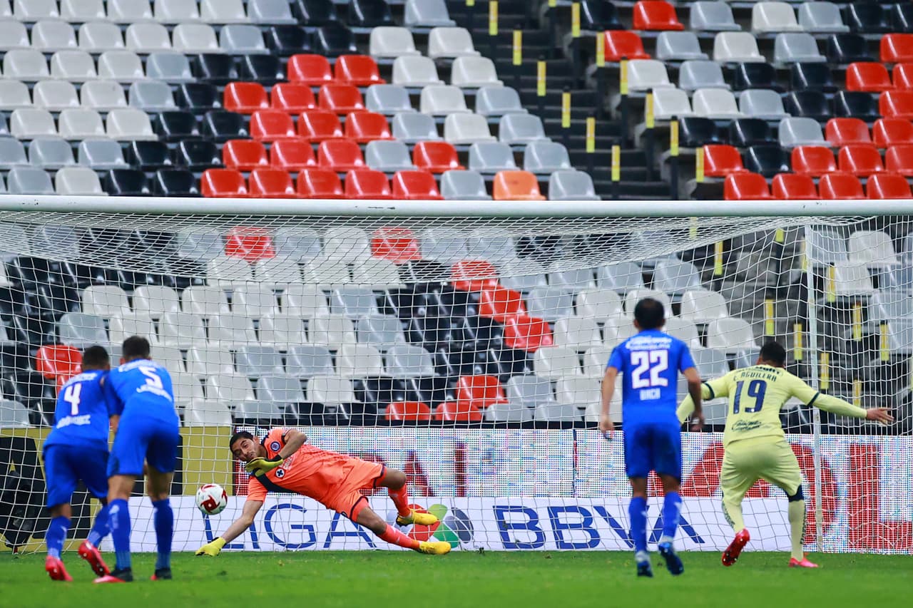Cruz Azul ganaba 0-1 pasando el minuto 90. En tiempo de compensación, Emanuel Aguilera tuvo la oportunidad de empatar el partido, pero falló.