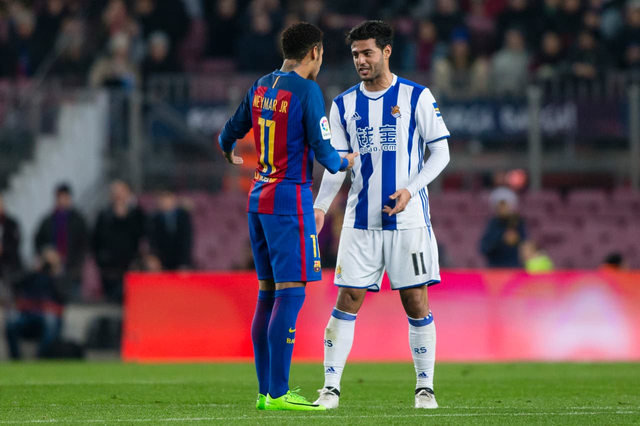 Neymar (izquierda) y Carlos Vela.