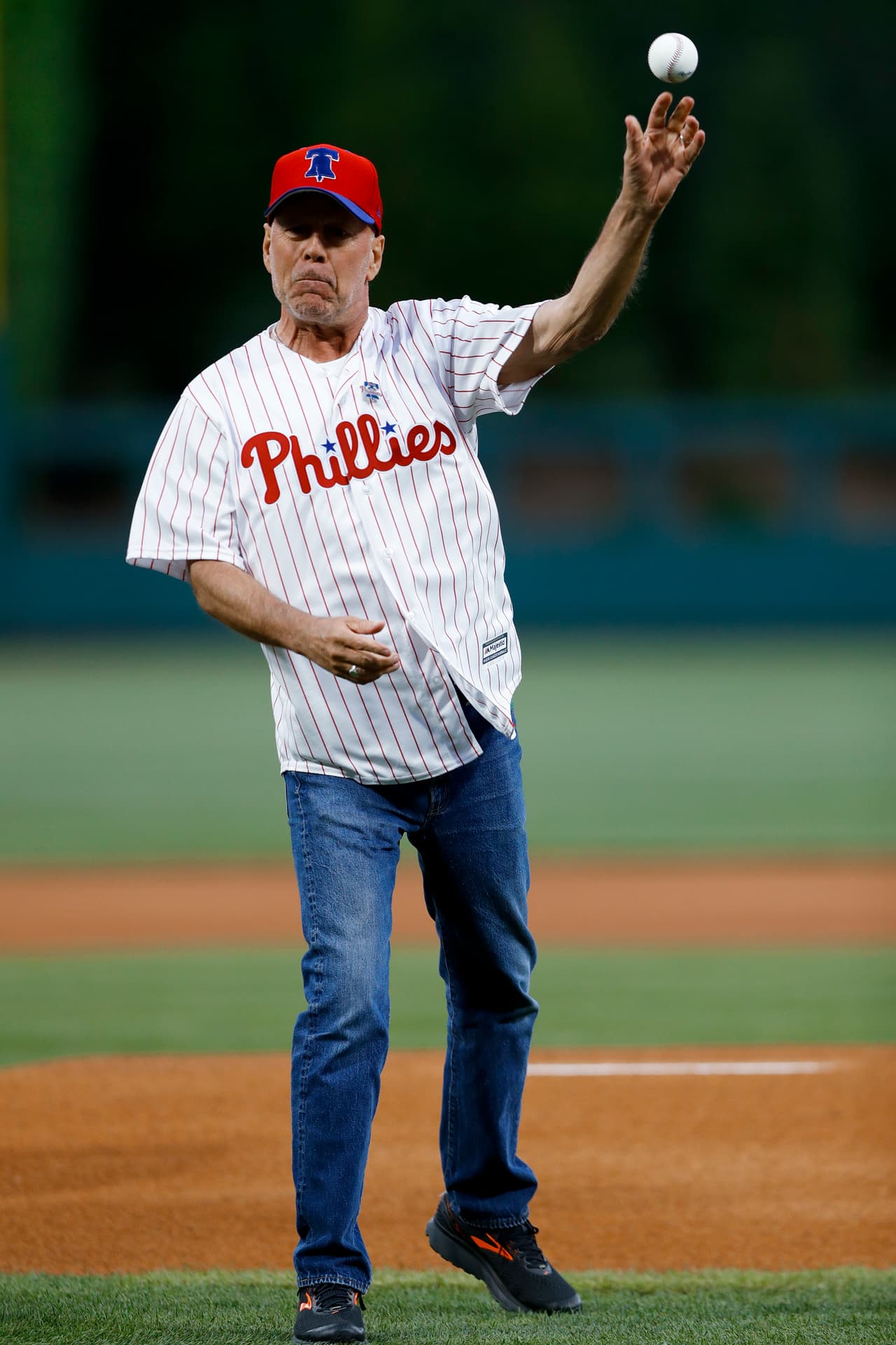 Bruce Willis, de 64 años y recordado por su papel en 'Duro de matar' entre otros filmes, vivió un gran ridículo en el lanzamiento previo al juego de Philadelphia Phillies y Milwaukee Brewers, cuando la bola ni siquiera llegó al receptor, lo que causó el abucheo del estadio, a pesar del buen ánimo del actor en medio del incidente.