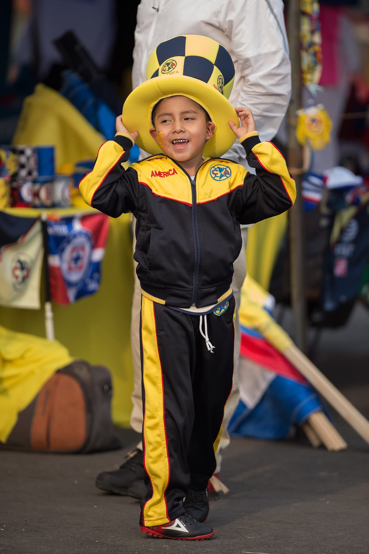 Las aficiones de América y Cruz Azul hicieron sentir su presencia en el Estadio Azteca para su enfrentamiento de Cuartos de Final por el Clausura 2019 en la Fase Final. Un gran ambiente, como de costumbre, estaban gestando los seguidores de ambos clubes capitalinos.