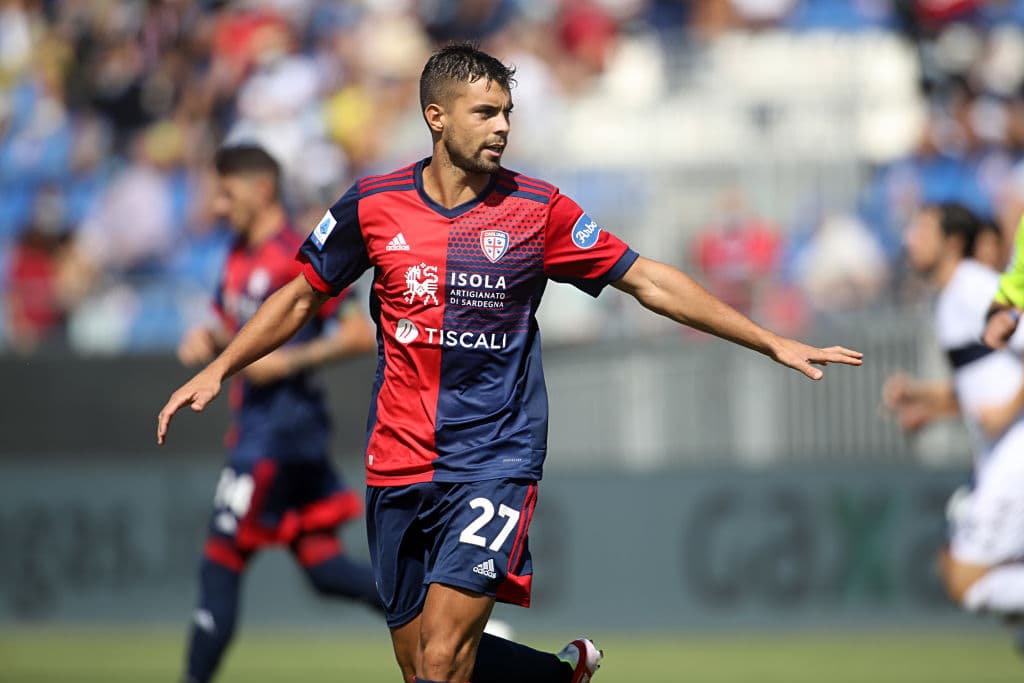 Genoa logra remontar y se lleva la victoria ante Cagliari 3-2 durante la Jornada 3 de la Serie A. Joao Pedro Dos Santos abrió el marcador al minuto 16' y Luca Capitelli sumaba el segundo tanto a favor de los 'rossoblu', sin embargo Mattia Destro (59') y Mohamed Salim Fares con doblete (69', 78') le dieron la victoria a los de Cerdeña; Johan Vasquez estuvo en la banca.