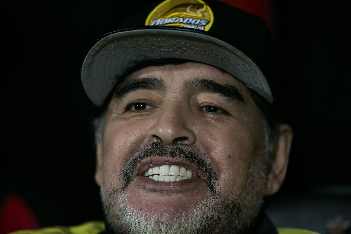 Maradona también recuerda al expresidente de la FIFA: "Blatter siendo suizo no es ladrón de profesión, nosotros teníamos un ladrón de profesión en Argentina" (en referencia a Julio Grondona).