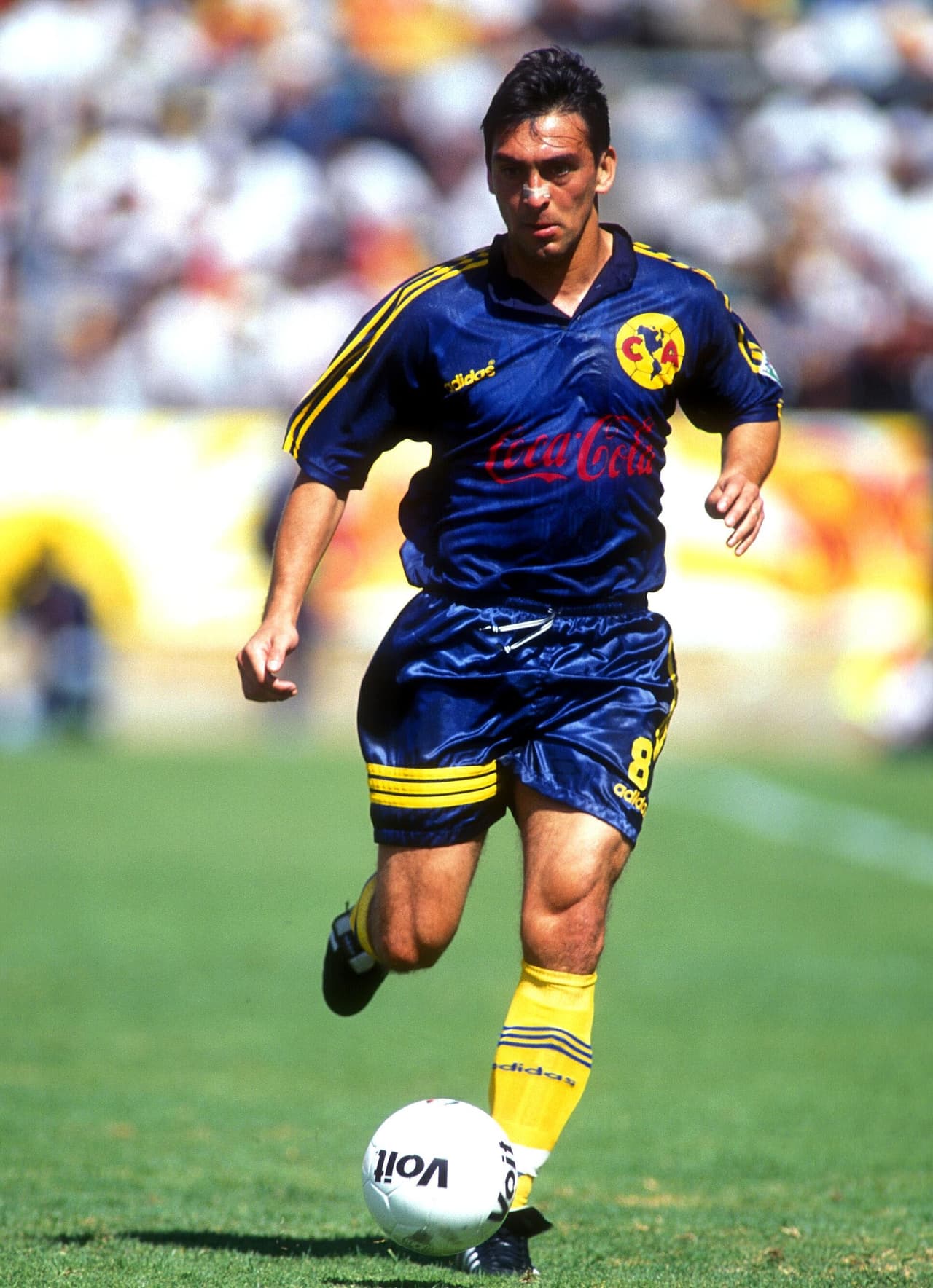 El delantero rumano Ilie Dumitrescu jugó entre 1996 y 1997 con el América, luego de pasar por el Tottenham Hotspur, Sevilla y West Ham.