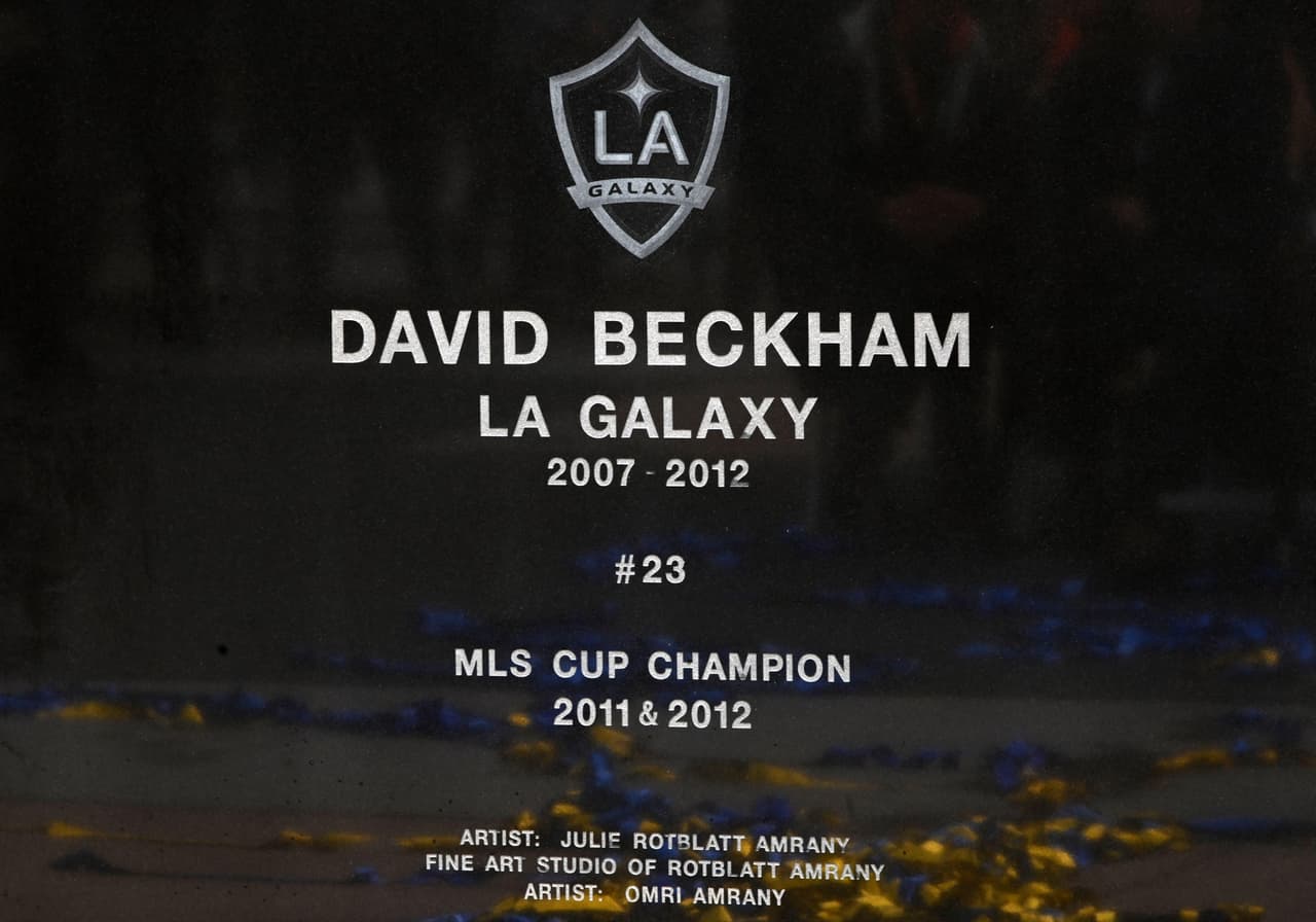 Detalle de la placa que acompaña la estatua de David Beckham con sus logros en LA Galaxy.