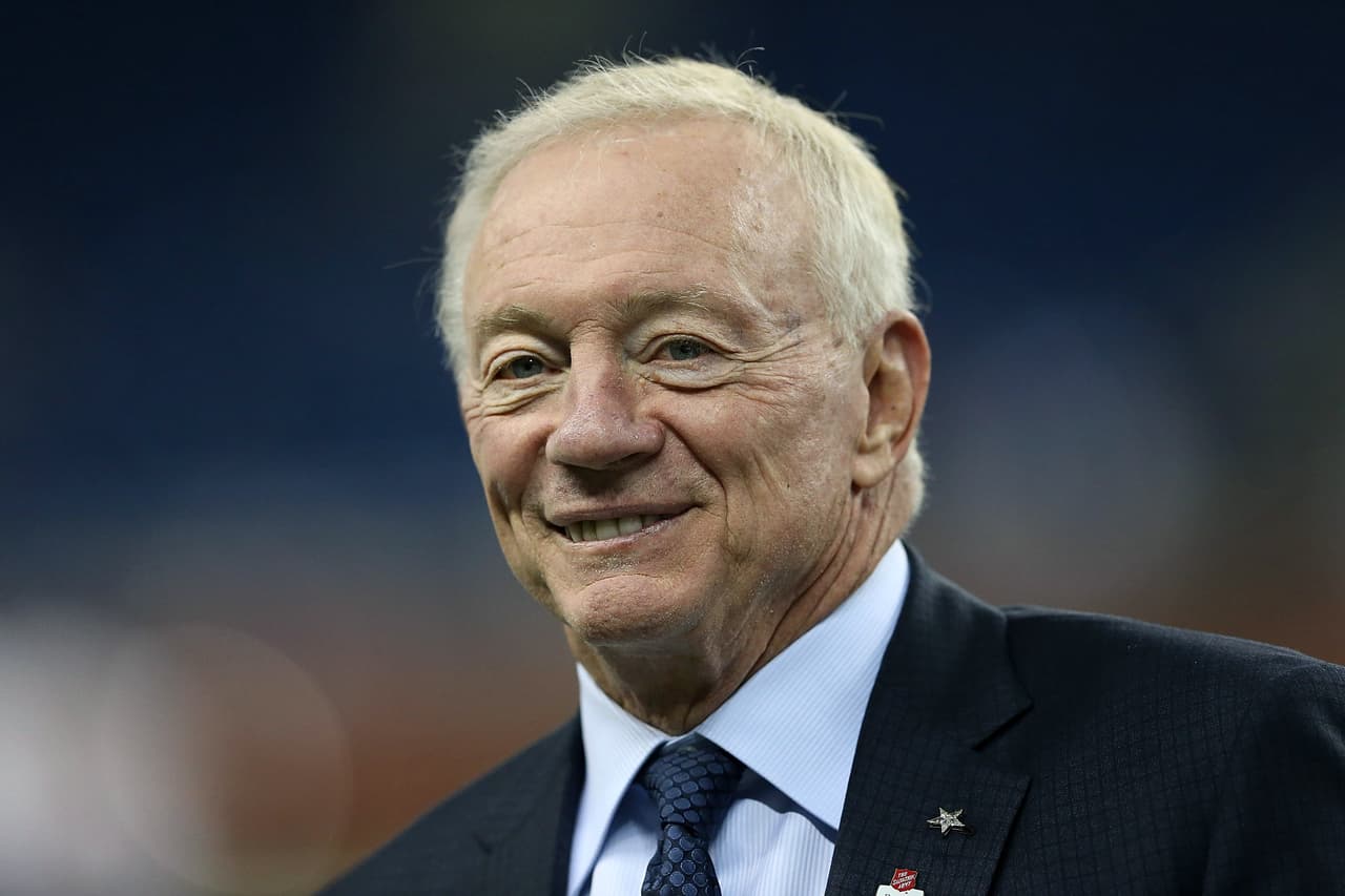 Jones es el primer dueño que logra que su franquicia gane tres anillos de Super Tazón en sus primeros 7 años al frente de la institución.