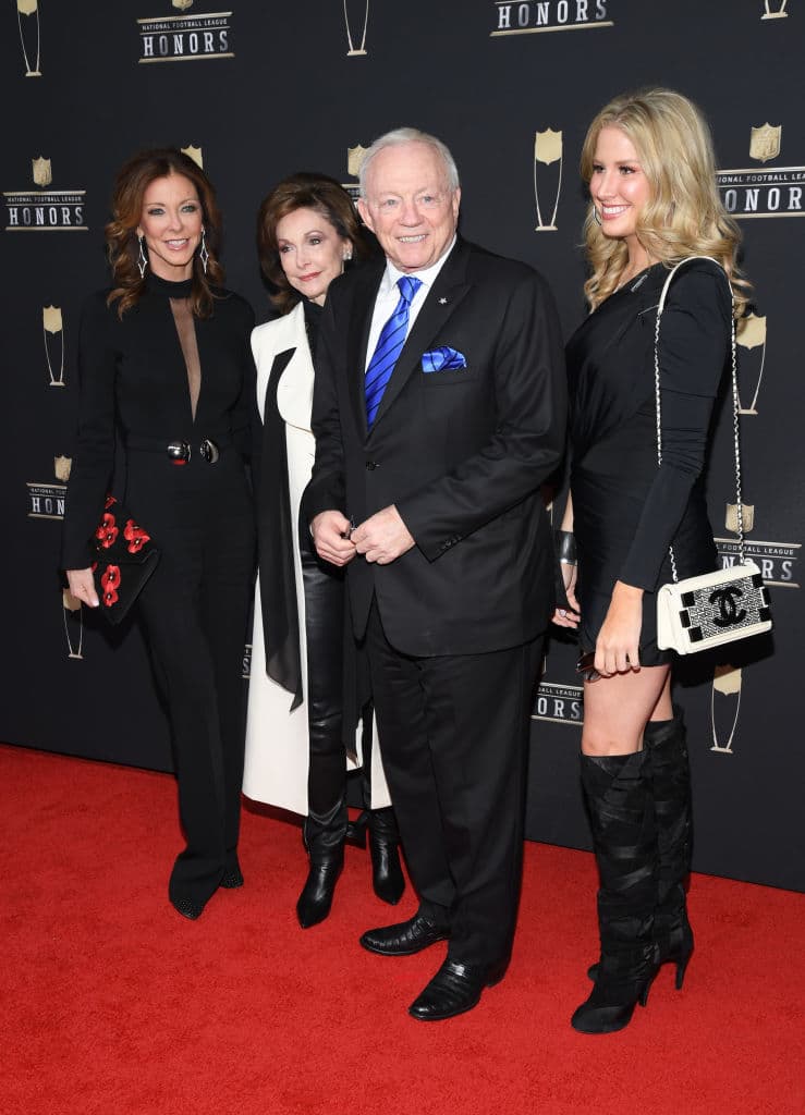 Jerry Jones (centro), propietario Dallas Cowboys.