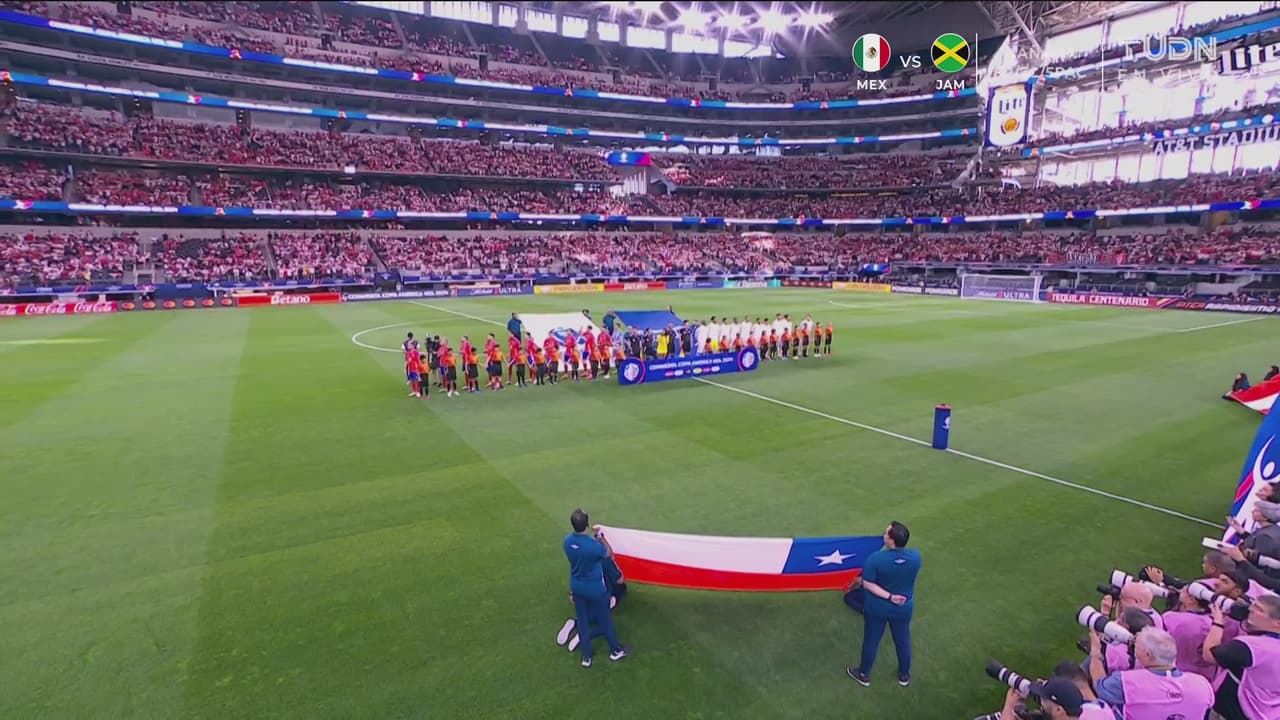 ¡Emoción al tope! Se entonan los himnos de Chile y Perú