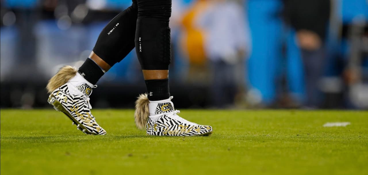 <b>Cam</b>eron Jerrell
<b>Newton</b> celebra su cumpleaños número 28 este 11 de mayo y por ello quisimos mostrar cómo ha ido cambiando su
<i>look</i> durante las seis temporadas que lleva en la NFL. El quarterback de los
<b><a href="http://www.univision.com/deportes/nfl/carolina-panthers">Carolina Panthers</a></b> ha sorprendido en casi todas sus conferencias de prensa pues no escatima al momento de presentarse en público.