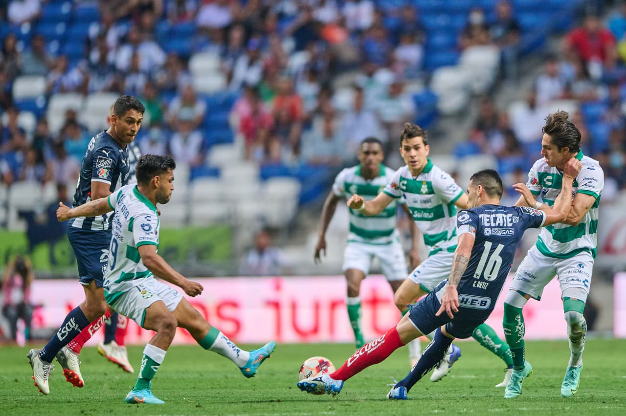 El último toque en el área y la definición fueron una constante en el segundo tiempo. Rayados y Santos perdonaron hasta el cansancio. Campbell se iba expulsado al 75’.