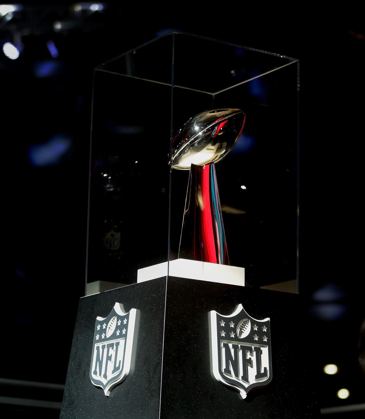 El trofeo Vince Lombardi, que reciben los ganadores del Super Bowl, está disponible para que los seguidores lo observen.