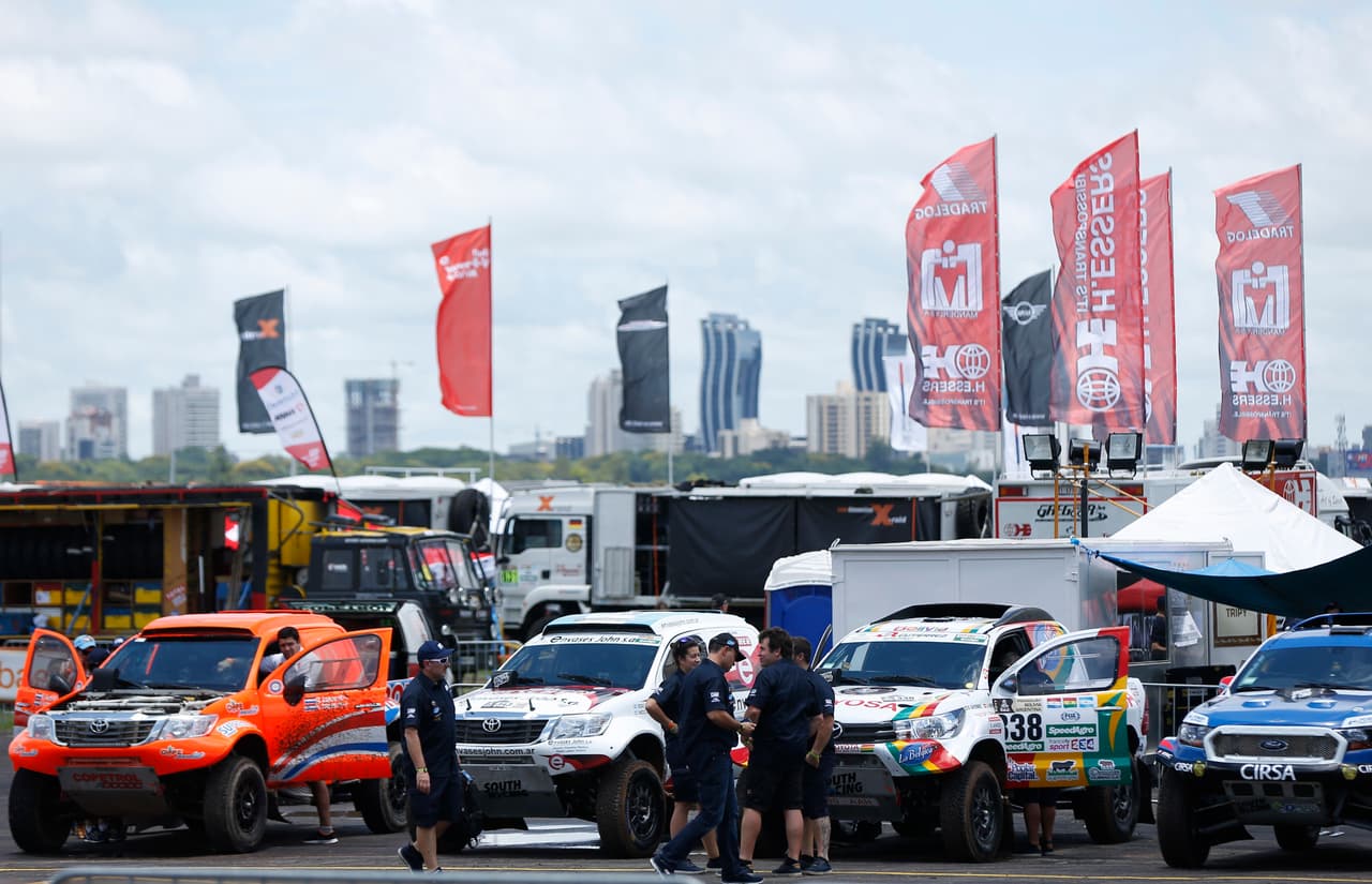El presidente de Paraguay, Horacio Cartes, y el de Bolivia, Evo Morales, despidieron a la caravana del Dakar en el podio de largada en Asunción en la previa del comienzo el lunes 2 de enero, cuyo trayecto recorre territorio de ambos países más Argentina. El acto simbólico congregó a decenas de miles para la travesía que finaliza el 14 de enero en Buenos Aires.
