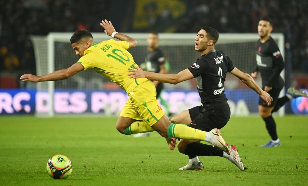 Con goles de Lionel Messi y Kylian Mbappé, el PSG vence 3-1 al Nantes y continúan como líderes de la Ligue 1.