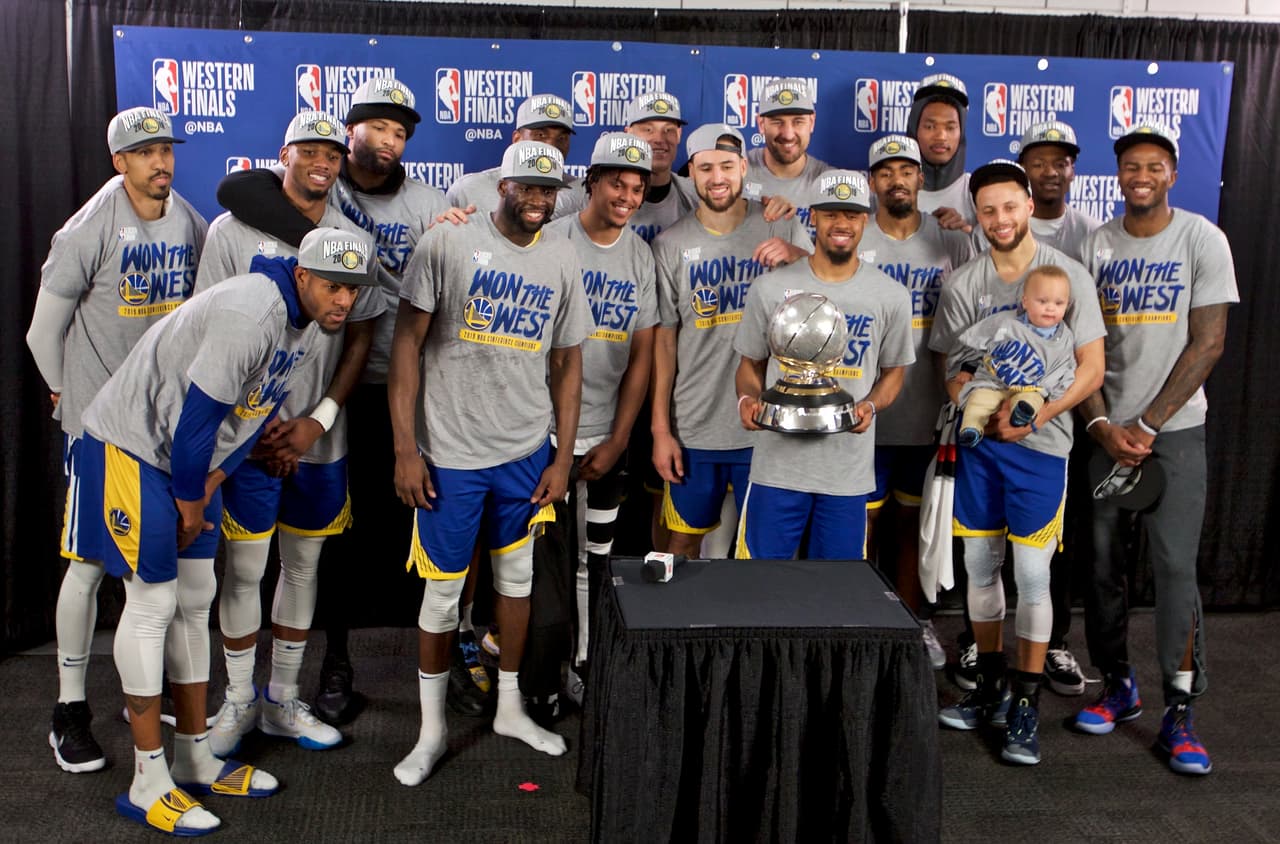Golden State Warriors celebró su quinto título consecutivo como campeón de la Conferencia Oeste, un nuevo récord en esa zona en la NBA, en donde sigue la locura mientras ellos mantienen su hegemonía.