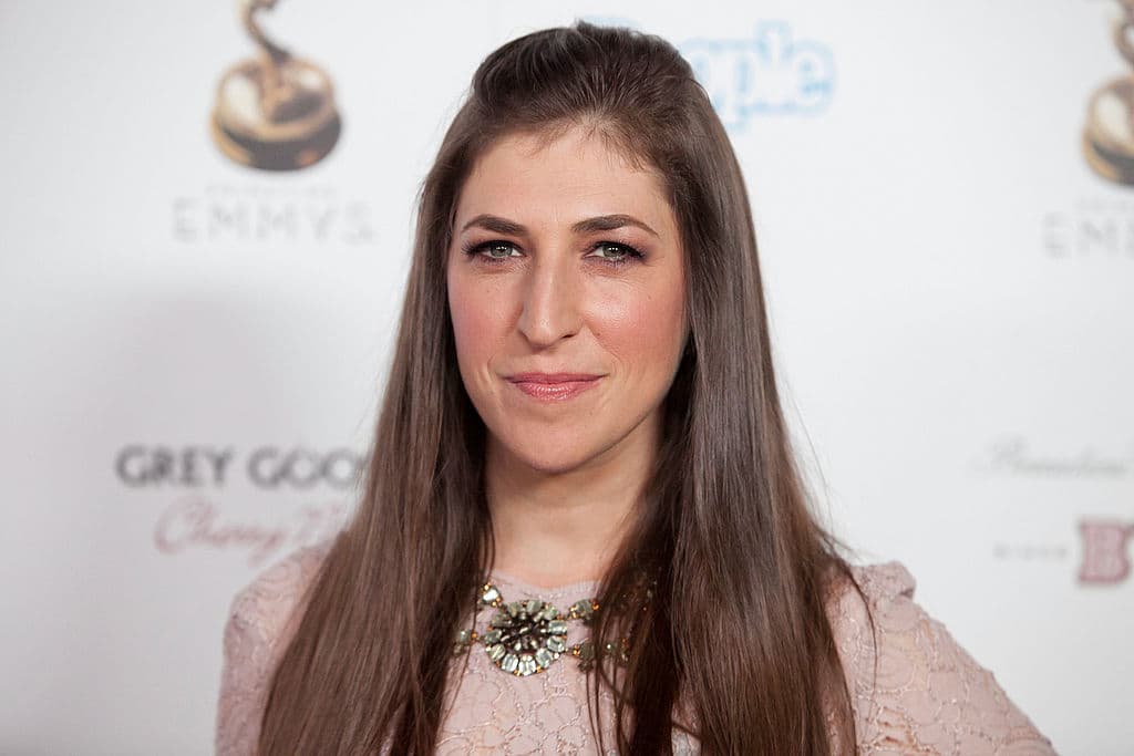 Mayim Bialik reveló que ha estado recuperándose de la anorexia durante los últimos dos años en su podcast "Mayim Bialik’s Breakdown" el 9 de marzo.