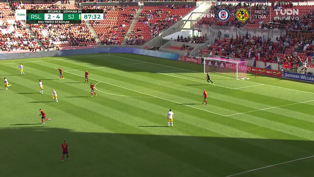 ¡TIRO ATAJADO! disparo por Jeremy Ebobisse.