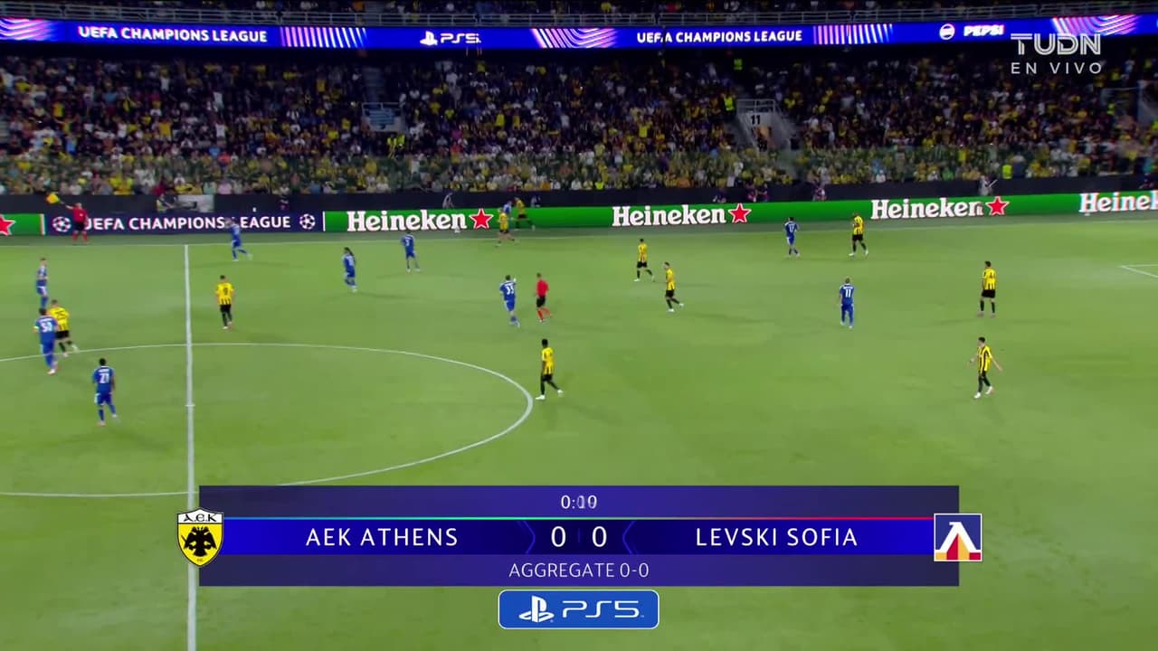 Arranca el partido y la pelota está en juego.