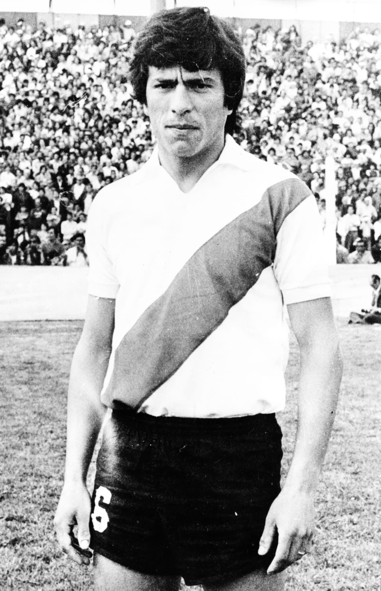 El defensa que lideró a su país al título en 1975 fue Daniel Passarela, con Argentina campeón de esa edición. En esa época el límite de edad era de 23 años y el jugador tenía 22.