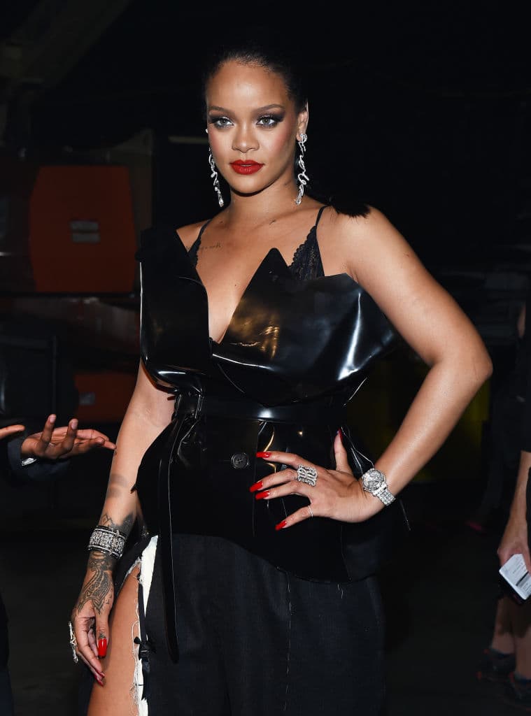 Rihanna siempre ha sido un ícono de la moda, pues sus looks han sido diversos y muy extravagantes; ¡es una diosa de la moda!