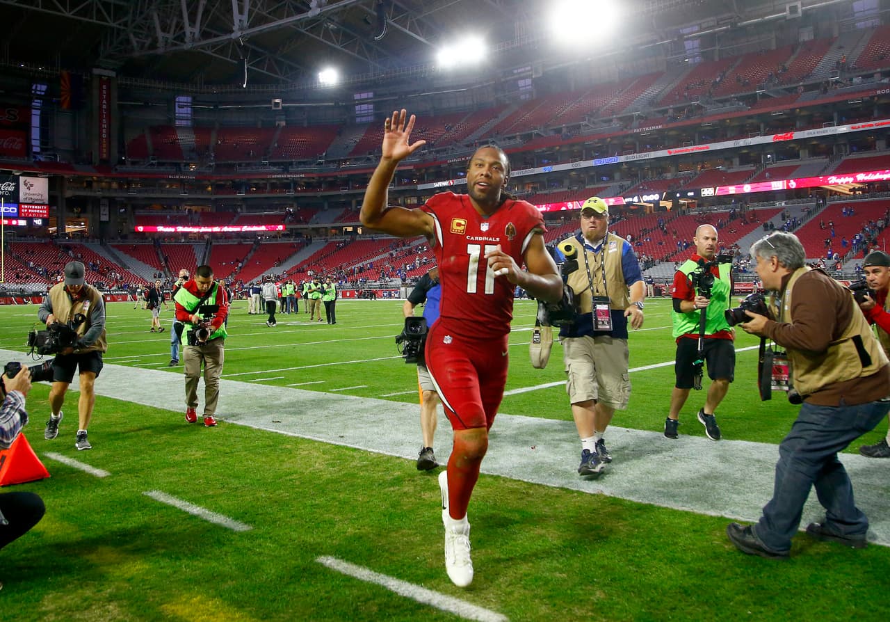 Larry Fitzgerald, receptor de los Cardinals de Arizona, abandona el terreno tras la victoria sobre los Giants de Nueva York, el domingo 24 de diciembre de 2017 (AP Foto/Ross D. Franklin)