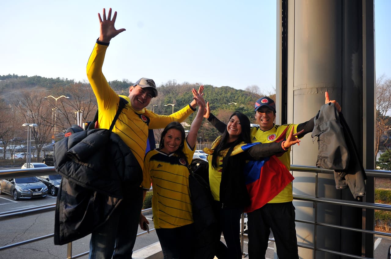 En Seúl, la selección Colombia cayó por 2-1 con la de Corea del Sur en el campo. Sin embargo, en los alrededores del Estadio Copa del Mundo y en sus tribunas la fiesta fue solo una entre los fanáticos de ambos países.