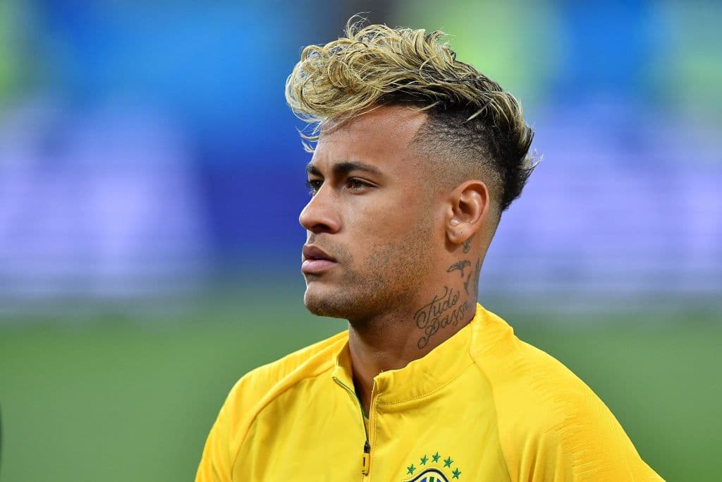 Neymar de Brasil. Algunos han llegado a comparar su estilo de corte de pelo con un plato de tallarines.