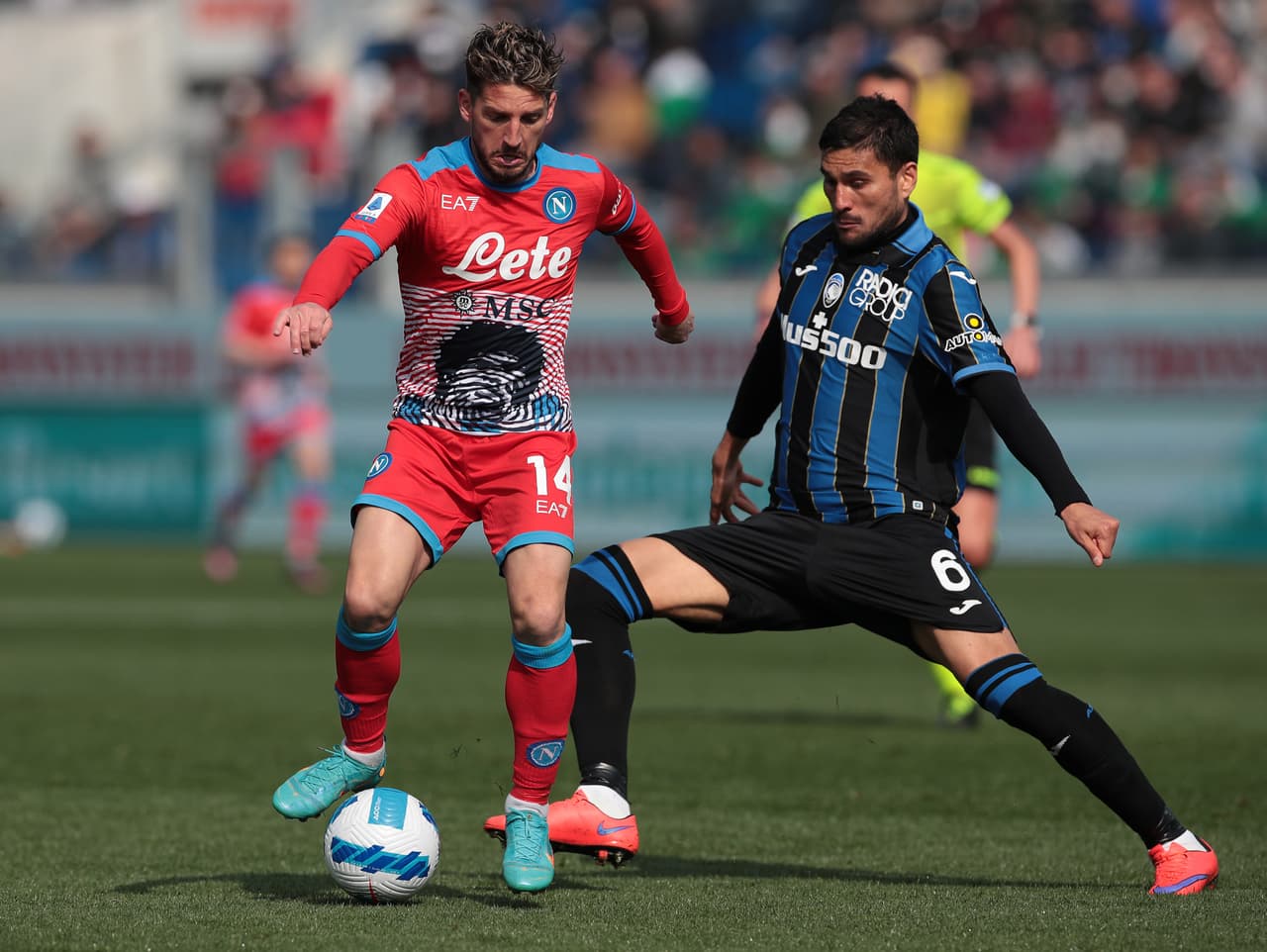 Napoli venció al Atalanta con goles de Lorenzo Insigne, Matteo Politano, Eljif Elmas, quien anotó tras recibir el balón de Hirving Lozano.