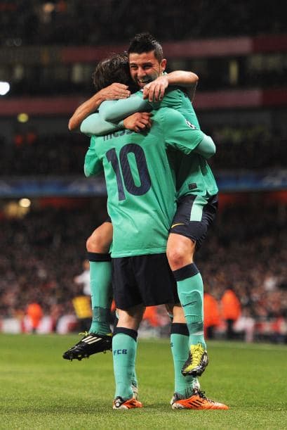 El 'Guaje' definió perfecto ante la salida del arquero de los 'Gunners'.