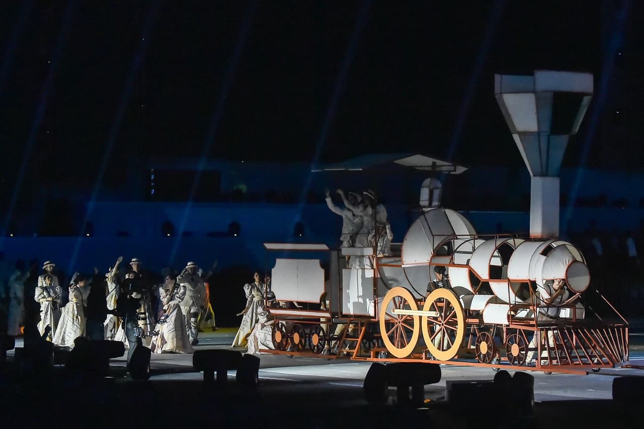 El espectáculo continuó con un recorrido por el pasado de Barranquilla, mostrado a la viajera Paulina Vega.