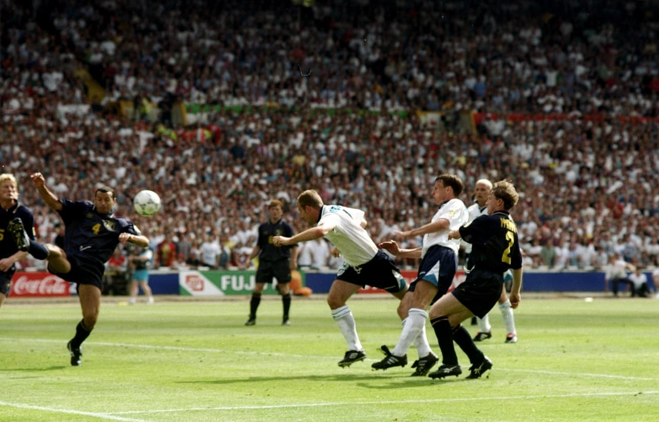 Alan Shearer marcó 34 goles en la 94-95 (42 encuentros) y 31 en la 95-96 cuando ya se redujo el calendario a los 38 encuentros que hasta la fecha se disputan.