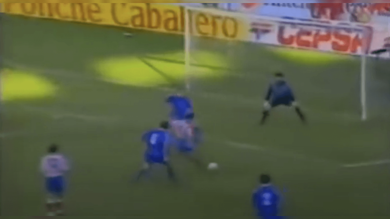 <b>¡Cuatro minutos después hizo el segundo!</b>
<br>Luis García mostró su gran momento y aprovechó luego de recibir un pase dentro del área, pateó con fuerza para lograr su doblete. Apenas ocurrió al 24'.