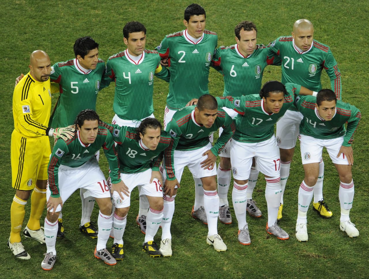 <b>Sudáfrica 2010</b>
<br>Nuevamente con una camiseta verde completa, 
<b>México</b> empató contra Sudáfrica, venció a Francia y perdió frente a Uruguay en la fase de grupos. En octavos de final, Argentina eliminó al ‘Tri’. 
<br>