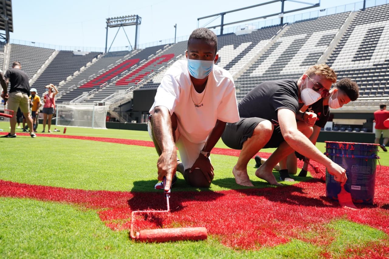 <b>Gran iniciativa</b>
<br>Como ya lo mencionamos, no solo fueron integrantes del plantel, pues los grupos de porras que apoyan al equipo tuvieron posibilidad de convivir con jugadores y participar en esta labor social.