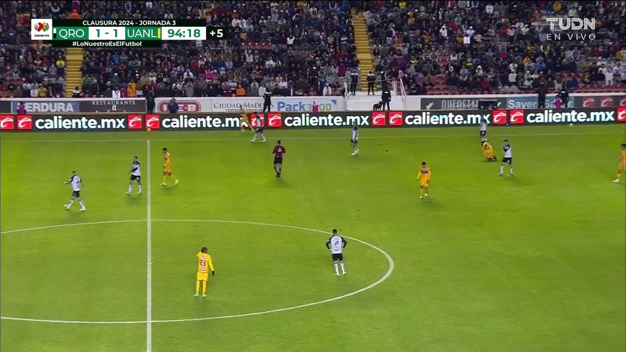 ¡Tarjeta Roja! Martín Rio recibe la segunda amarilla y se va del juego.