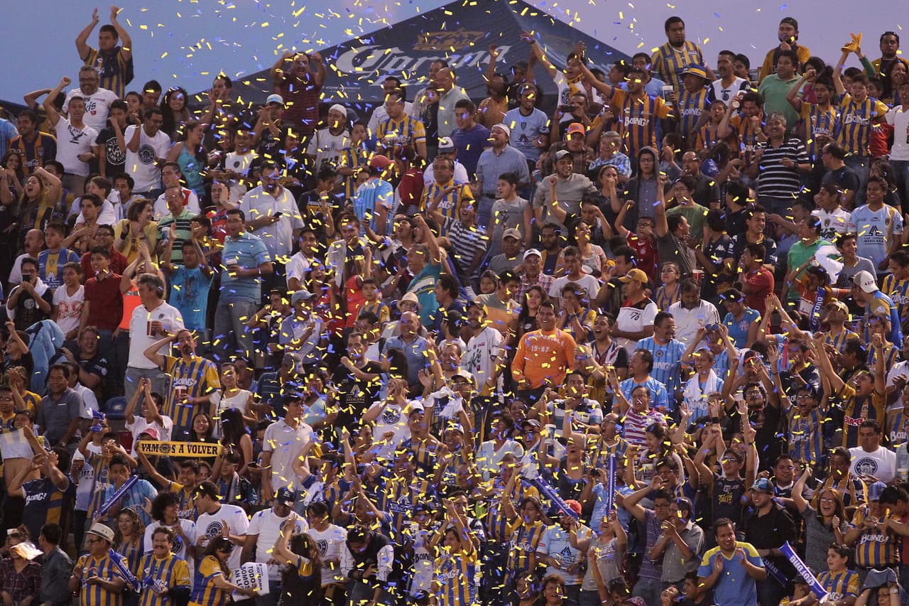 9- Por su parte, el Alfonso Lastras no ha podido ver consolidado aún a un equipo en la Primera División mexicana. Ni siquiera el nombre de un conjunto. Recientemente, el club que alberga se ha llamado San Luis, Atlético San Luis y Atlético de San Luis.