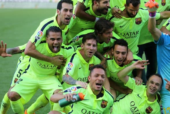 No pudieron faltar los abrazos, las lanzadas sobre el pasto y las porras entre compañeros-