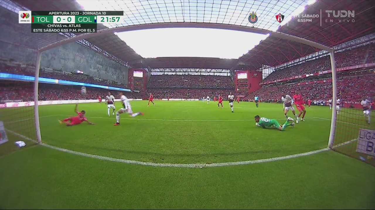 ¡Coqueteó con el poste! Remate de Gamboa perdona a Chivas