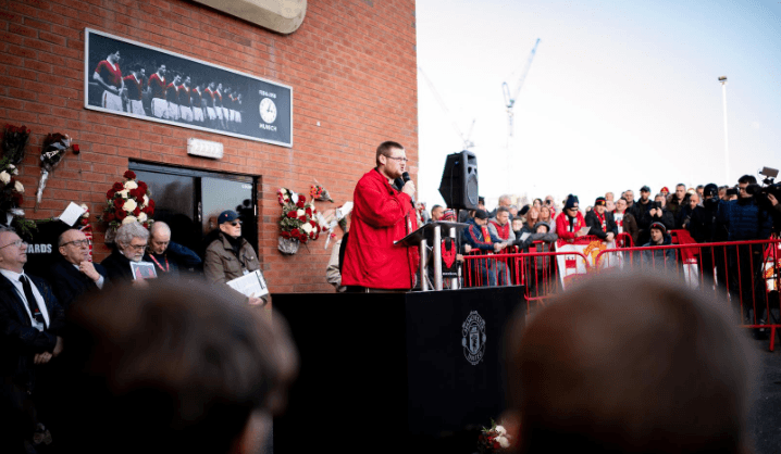 Jugadores, exjugadores, directivos, aficionados, entrenadores y familiares de las víctimas acudieron al Memorial para mostrar sus respetos por los ocho fallecidos en 1958.