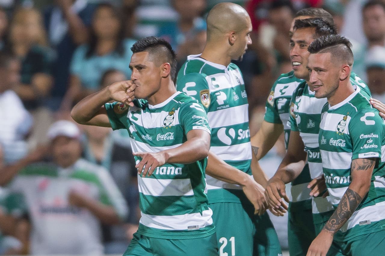 Recién comenzó el segundo tiempo y Osvaldo Martínez se encargó de marcar el 2-0 al minuto 46 con una gran ejecución de tiro libre.