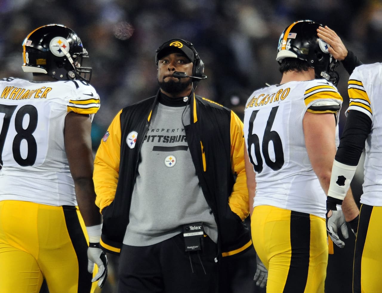 En 2013, Steelers y Ravens se enfrentaron en Thanksgiving, sin embargo algo curioso pasó, pues el coach de Steelers, Mike Tomlin, evitó una anotación de los Ravens por error en la yarda 38 por estar viendo la pantalla. Baltimore apenas y ganó el juego 22-20.